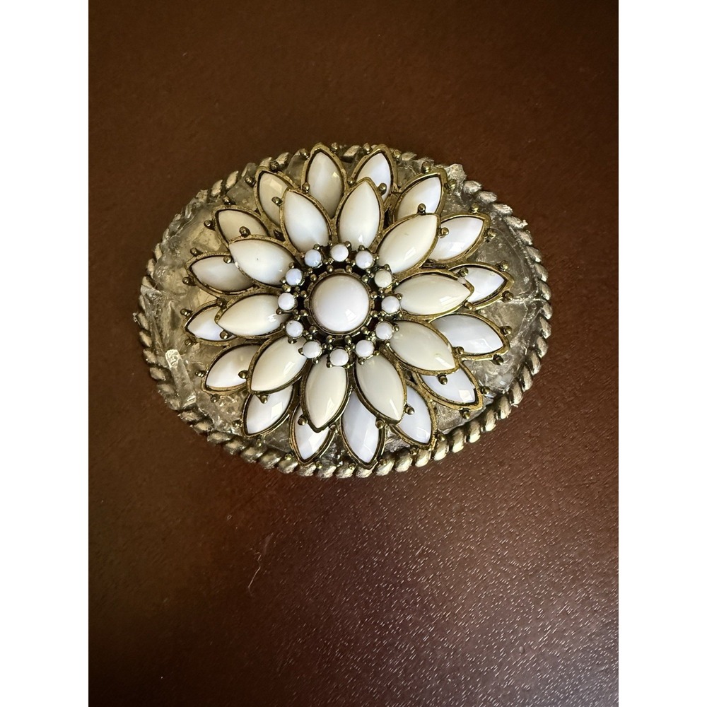White Flower 1970s Vintage Boho Design Belt Buckle With Rope Border
